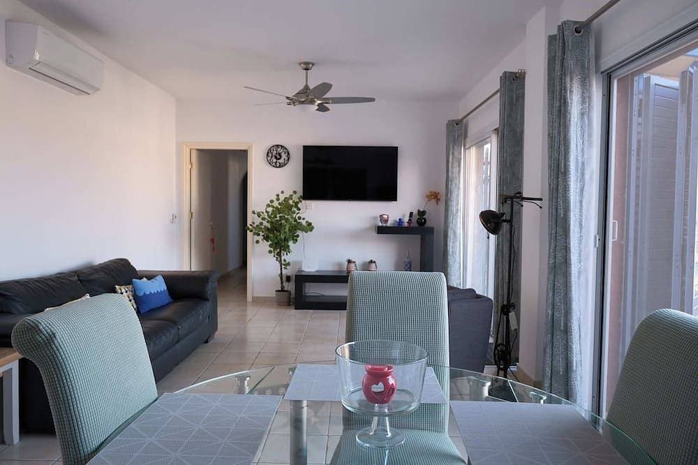 Foto 10 von 26: Luxurious Penthouse with Spacious Terrace in Limnaria Gardens, Paphos