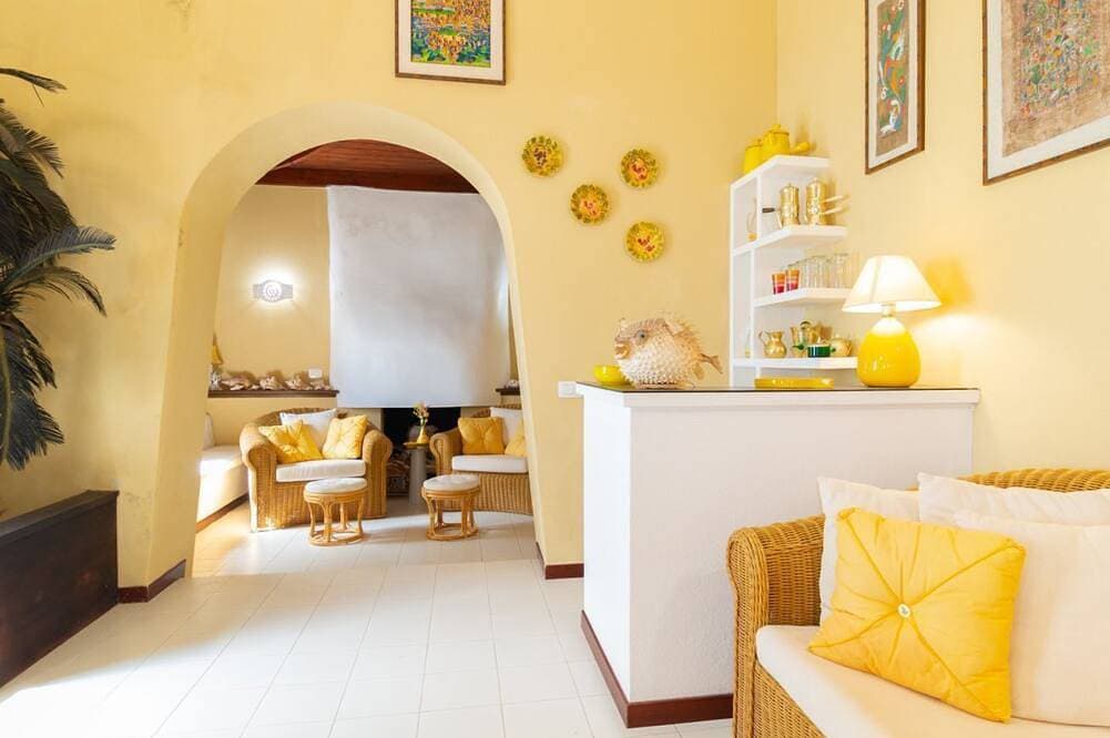Foto 8 von 30: Overlooking the incredible beauty of the San Giovanni di Sinis coast, Villa Maestrale is an exclusive residence designed for those seeking privacy, comfort, and a breathtaking sea view.The spacious and bright villa comprises four bedrooms, one of which i