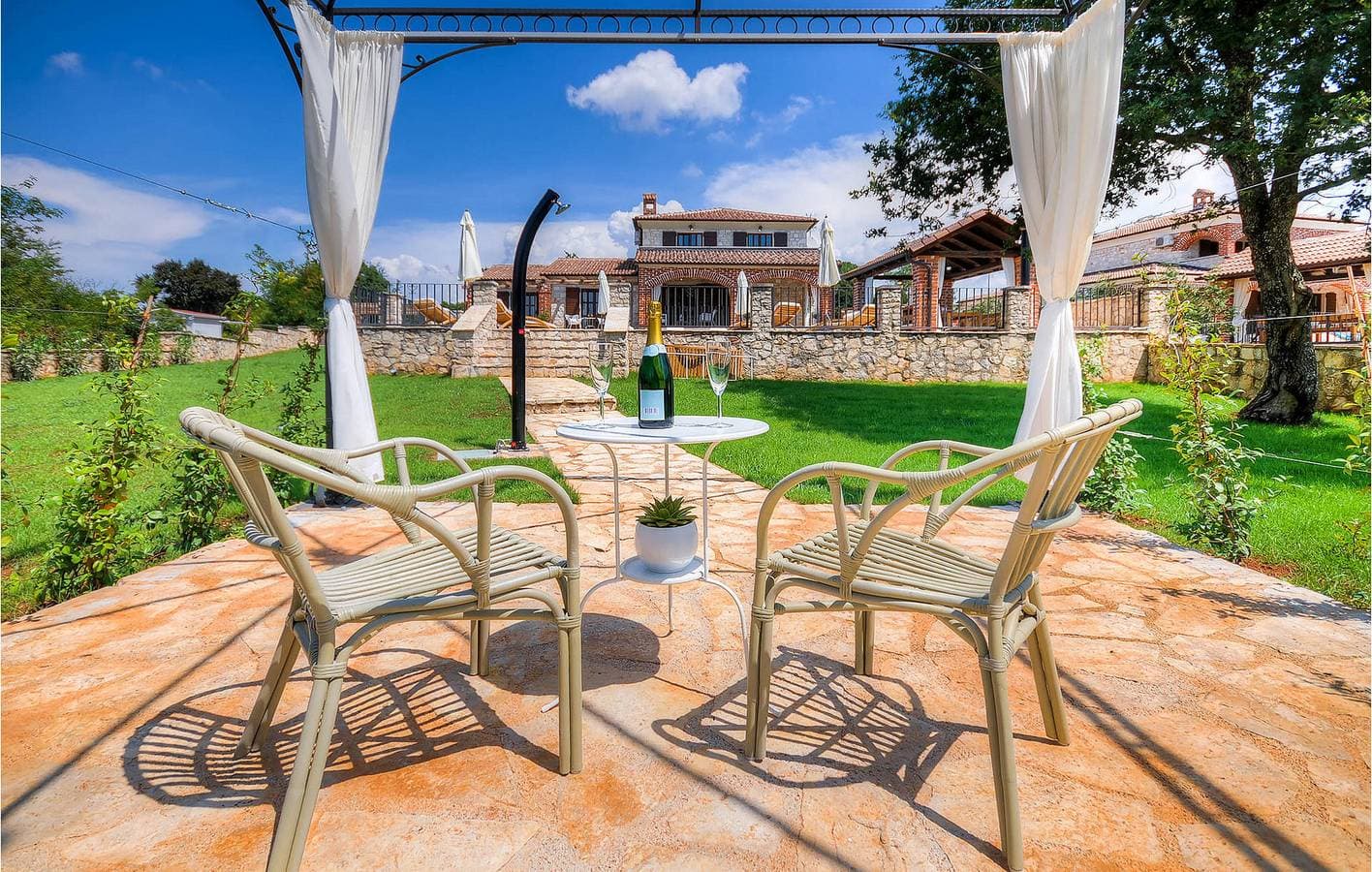 Foto 8 von 45: Gemütliche 2-Zimmer-Wohnung mit Pool, WLAN und Parkplatz in der Nähe des Stadtzentrums von Prhati