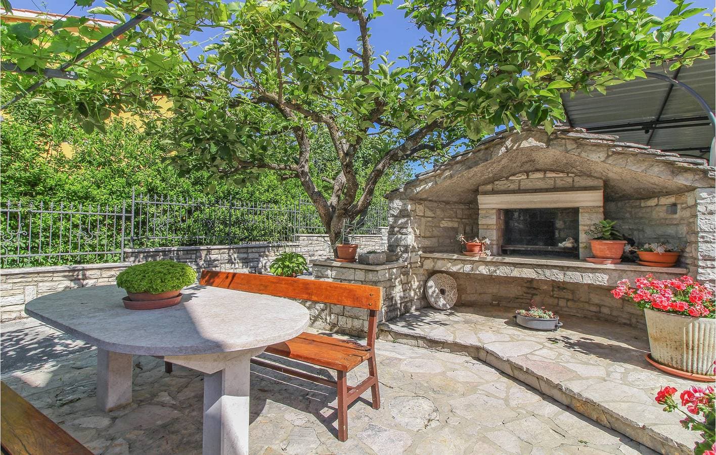 Foto 3 von 21: Charmante Ferienwohnung mit Terrasse, WLAN und Parkplatz in der Nähe von Gračišće