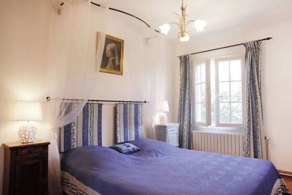Foto 3 von 6: Charm and comfort in the heart of Manguin - Balcony overlooking park and barbecue