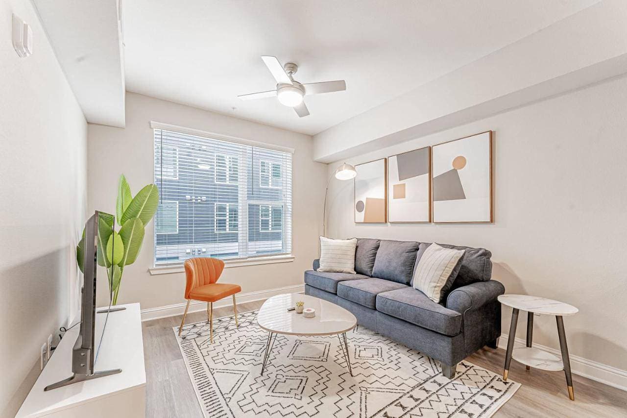 Upscale Modern Apts - Free Parking, Fast WiFi, Courtyard 1