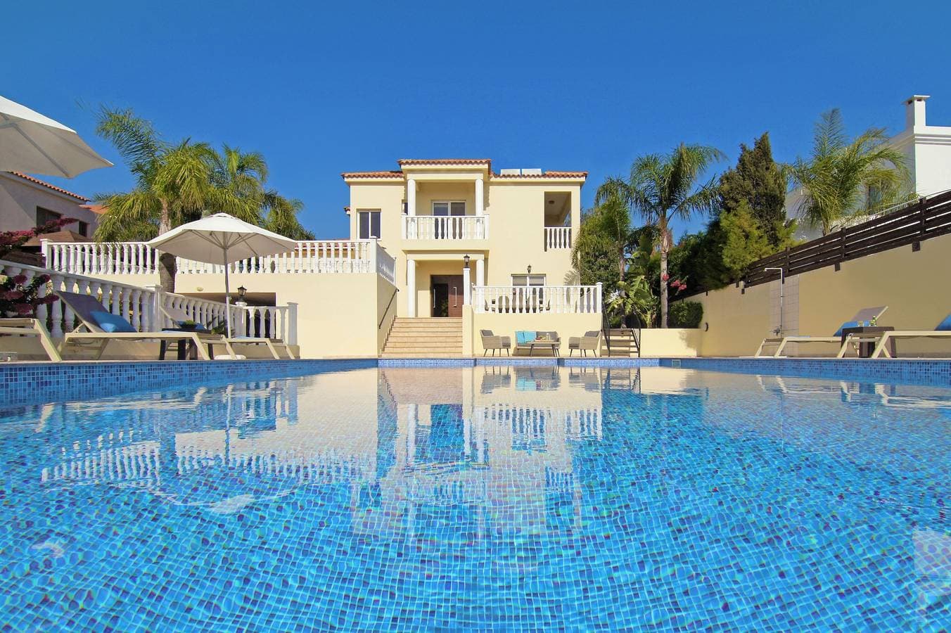Foto 4 von 40: Villa für 8 Personen mit Balkon