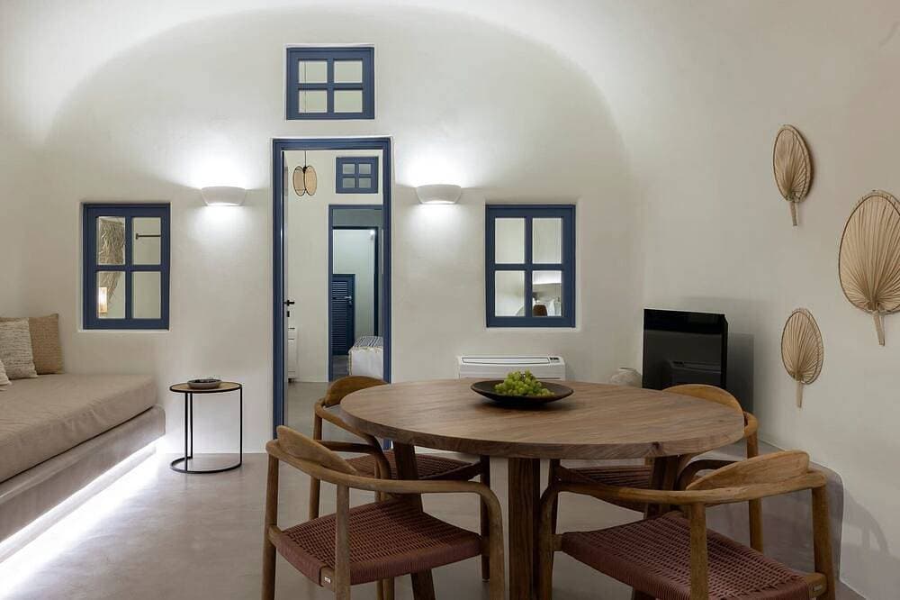 Foto 11 von 20: Amazing Santorini Suite | Ananke Suite | Private Hot Tub | Spacious Furnished.