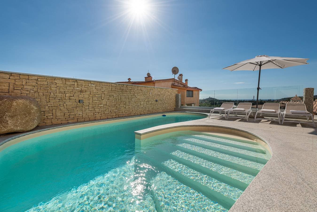 Foto 3 von 40: Luxuriöses Ferienhaus mit Pool, Terrasse, WLAN und Klimaanlage; Parkplätze vorhanden, Kleinere Haustiere erlaubt