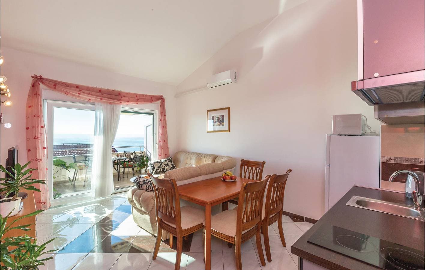 Foto 10 von 22: Ferienwohnung mit Meerblick in Makarska: WLAN, Terrasse, in Strand- und Stadtzentrumsnähe