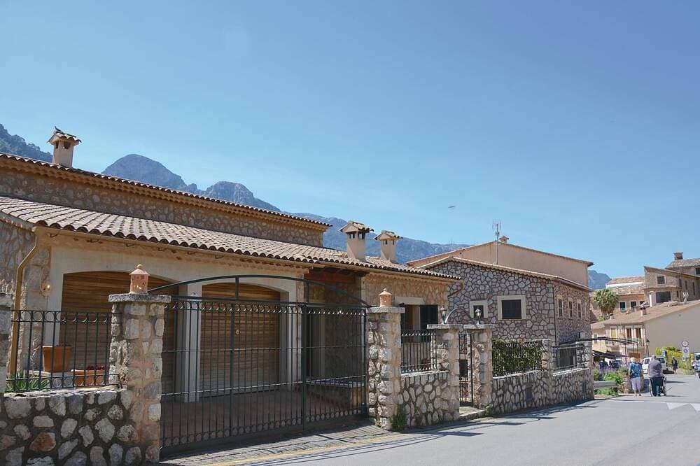 Foto 8 von 30: Nice home in Fornalutx with house a mountain view
