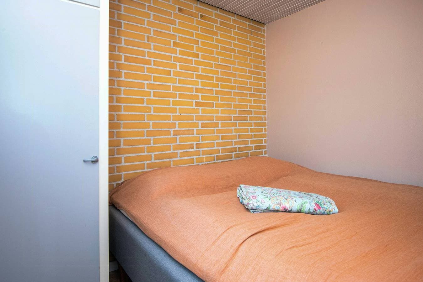 Foto 11 von 23: Kleines Haus mit Badesteg und Blick auf den Leuchtturm von Kegnæs
