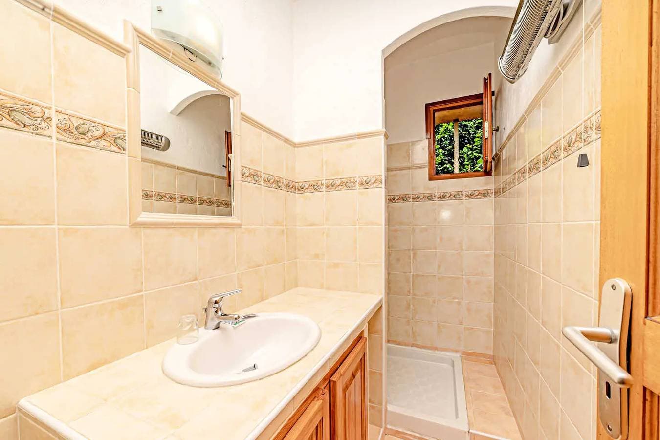 Foto 8 von 9: Ferienwohnung 8 Personen 3 Schlafzimmer mit Garten und Terrasse