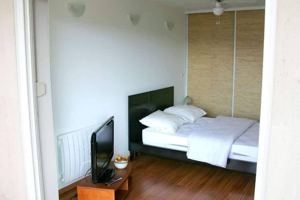 Foto 3 von 21: Voll ausgestattetes Studio mit Balkon, Blick auf das Meer, den Yachthafen und die Stadt