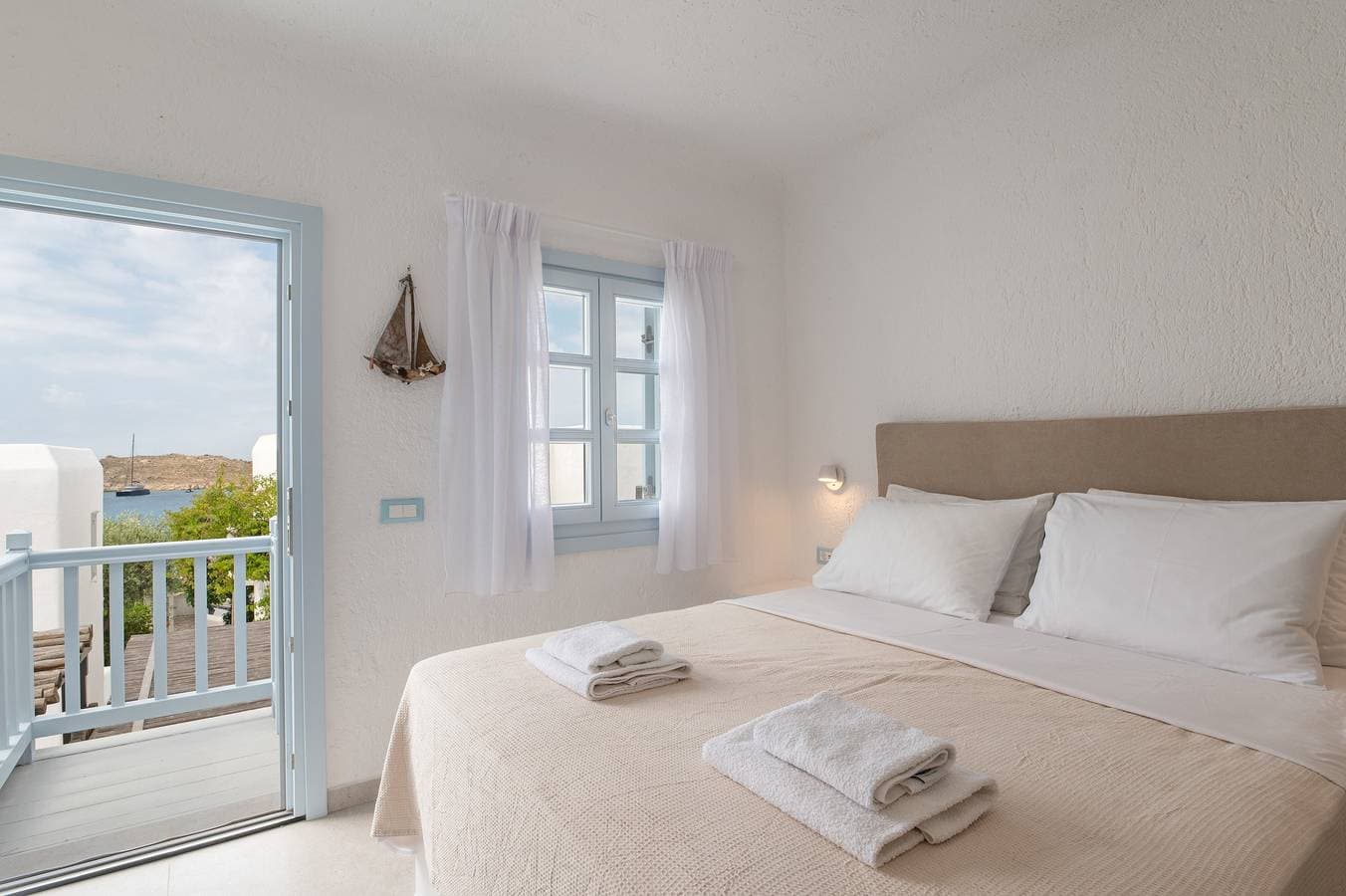 Foto 3 von 25: Mykonisches Traumstudio – Pool, Strand & Luxus