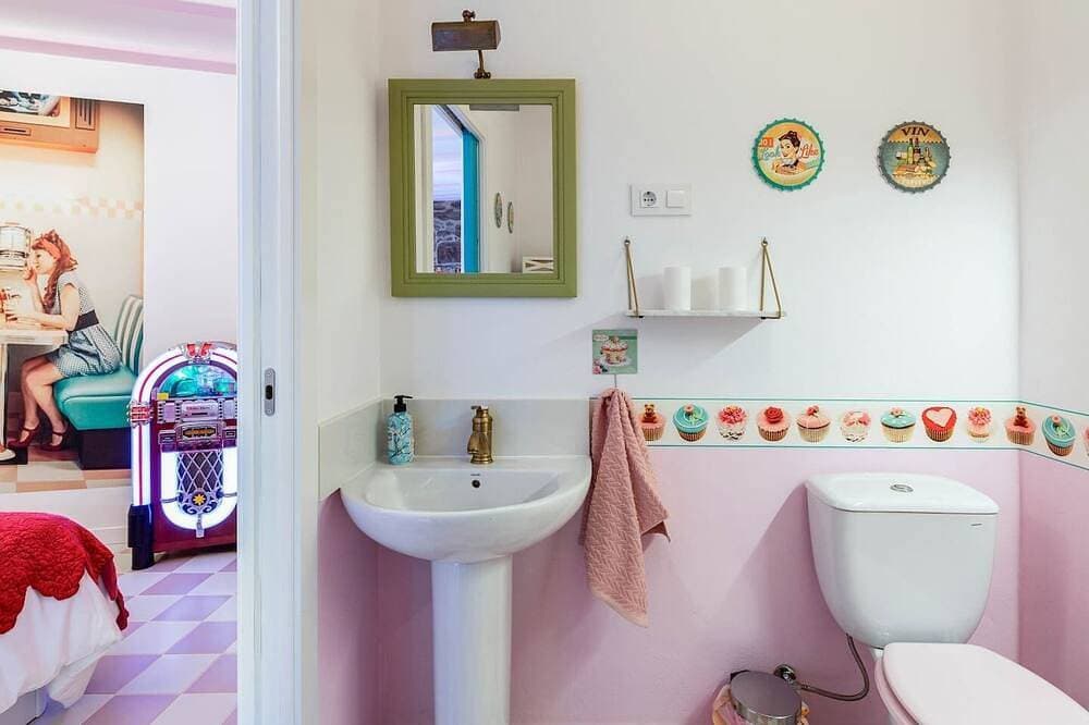 Foto 8 von 16: The 50's Suite. Barbie's summer house. Bathtub and jukebox