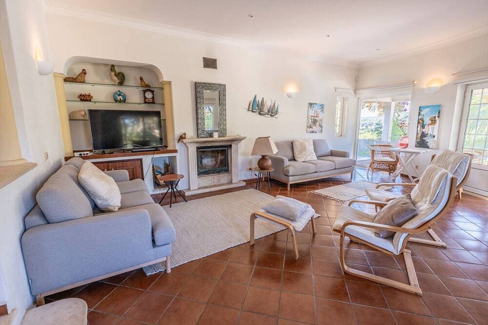 Foto 11 von 27: A south-facing, Mediterranean-style villa on 2 levels, walled and gated in a tranquil country setting, yet only 10 minutes from the popular historic, seafront city of Lagos in the Western Algarve