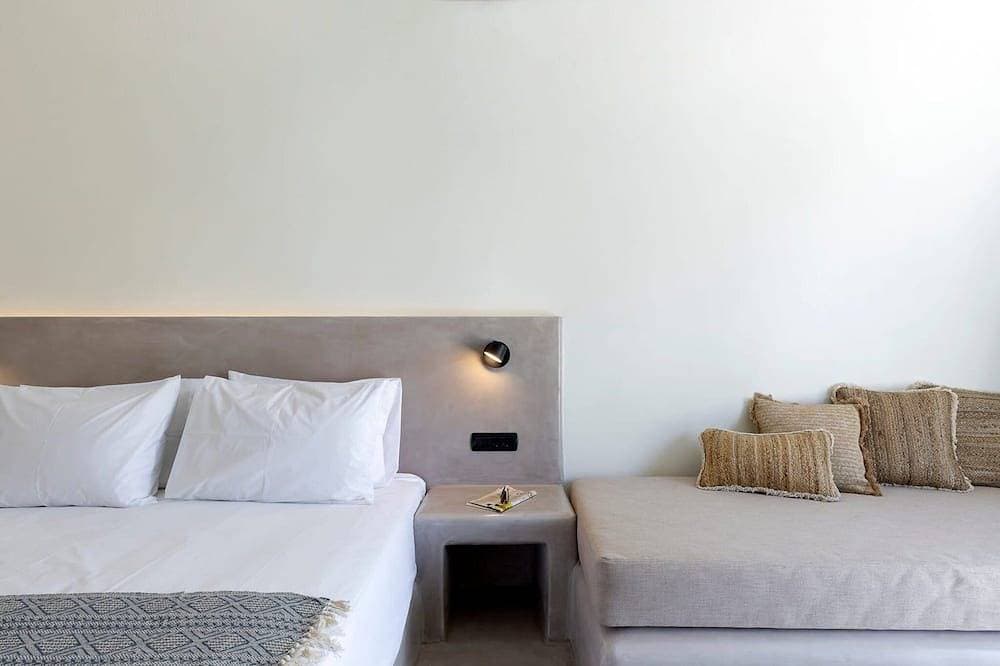 Foto 6 von 25: Amazing Santorini Suite | Hecate Suite | Private Hot Tub | Spacious Furnished.
