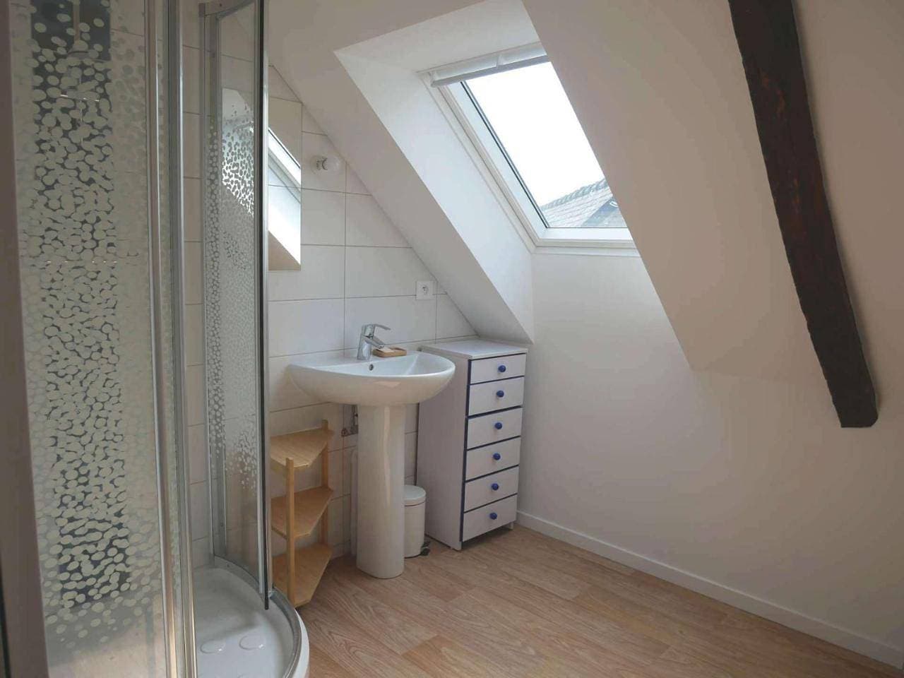 Foto 12 von 18: Maison de ville rénovée à Étel, 3 pièces, 60m², proche port, commerces et plage - Fr-1-479-115