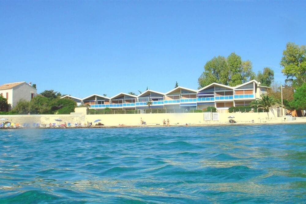 Foto 9 von 28: T2 am Wasser, Klimaanlage, Wi-Fi, Parkplatz, Pool, direktem Zugang zum Strand