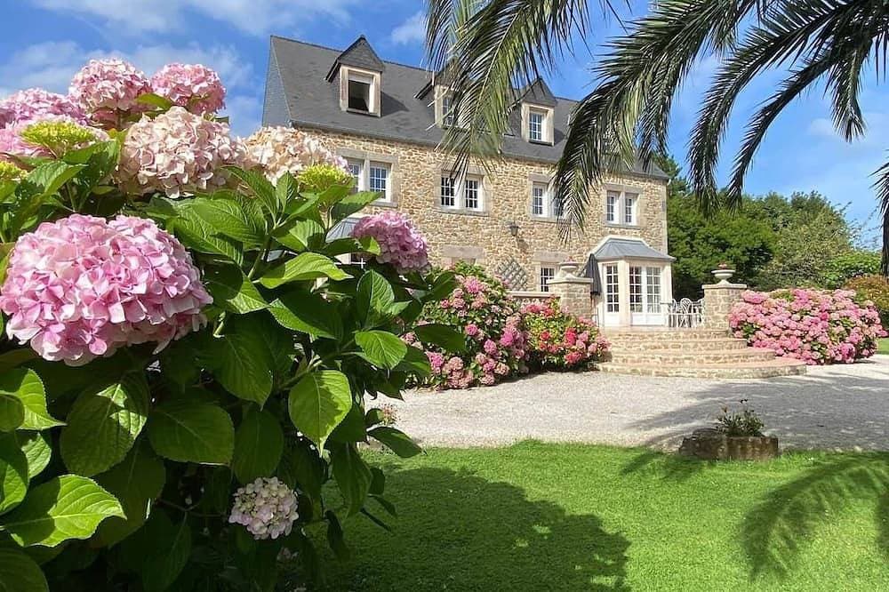Spacious \"Bellevue\" duplex with ocean views, 50 meters from the beach. 1