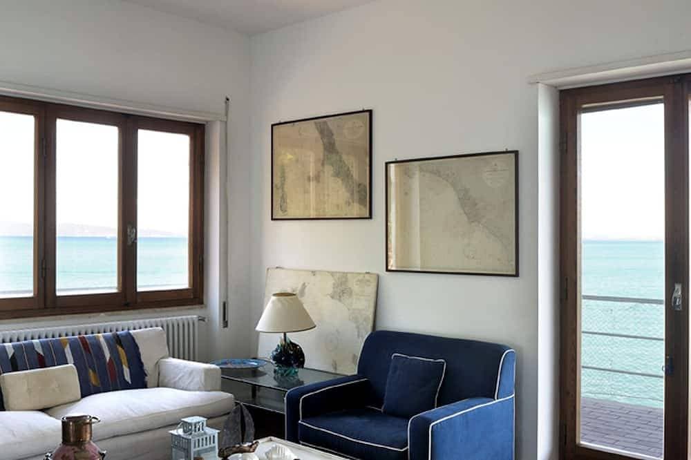 Foto 9 von 25: Die Villa befindet sich über dem Meer, direkter Zugang zum Meer mit einem herrlichen Blick gelegen