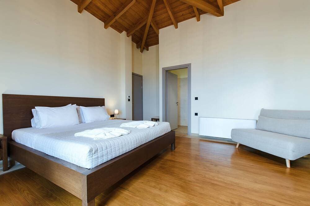 Foto 3 von 30: Villa Kalithea, with indoor heating pool, unlimited sunset views to the ocean.