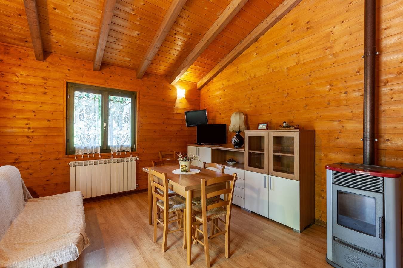 Foto 4 von 28: Chalet 'Mirtillo' – Villaggio Anemone mit Bergblick und privater Terrasse