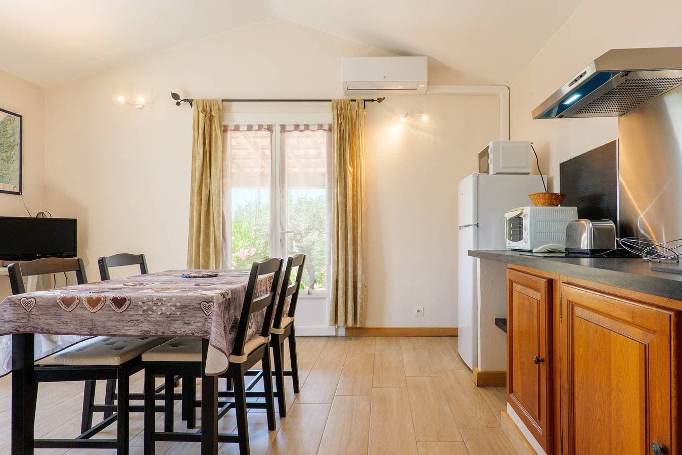 Foto 4 von 30: Ferienhaus „Le Petit Pin - La Fontinelle“ mit Bergblick