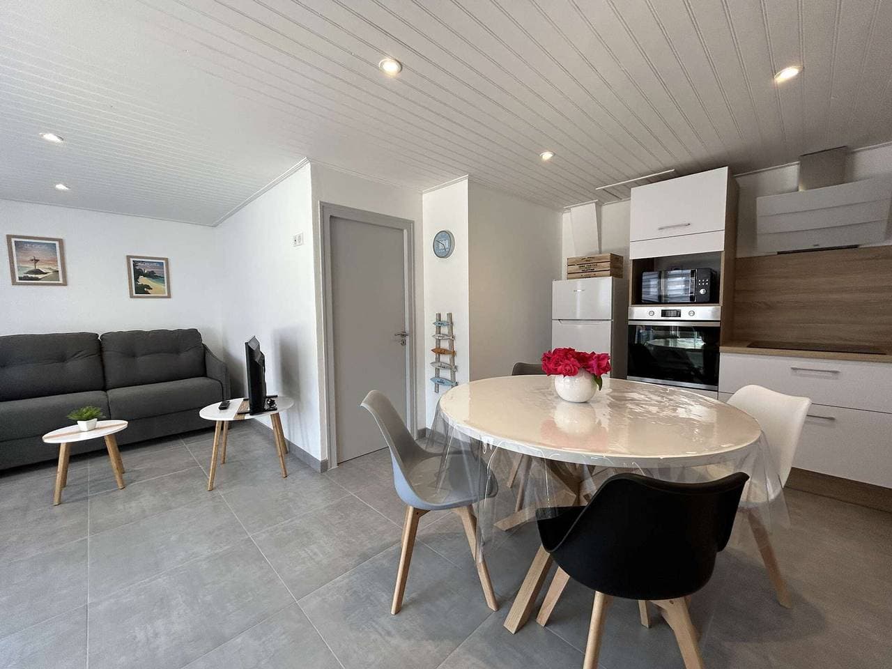 Foto 4 von 20: Haus nahe Zentrum von Noirmoutier, Terrasse und Parkplatz
