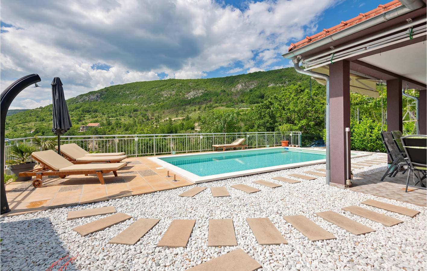 Foto 12 von 34: Moderne 2-Zimmer-Wohnung mit Pool, Terrasse und WLAN in der Nähe des Flusses Ričina