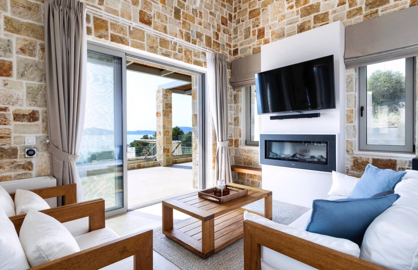 Foto 7 von 32: Elegant Contemporary Villa with Mesmerising Ionian Views and Sea Access