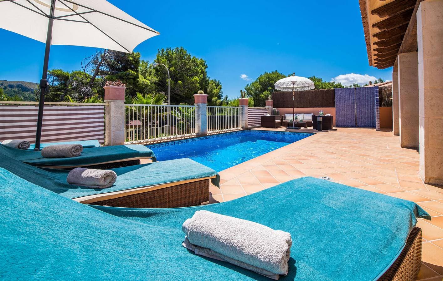 Foto 6 von 41: Apartment mit Meerblick, Pool, Küche und AC, 1,5 km von Cala Mitjana entfernt