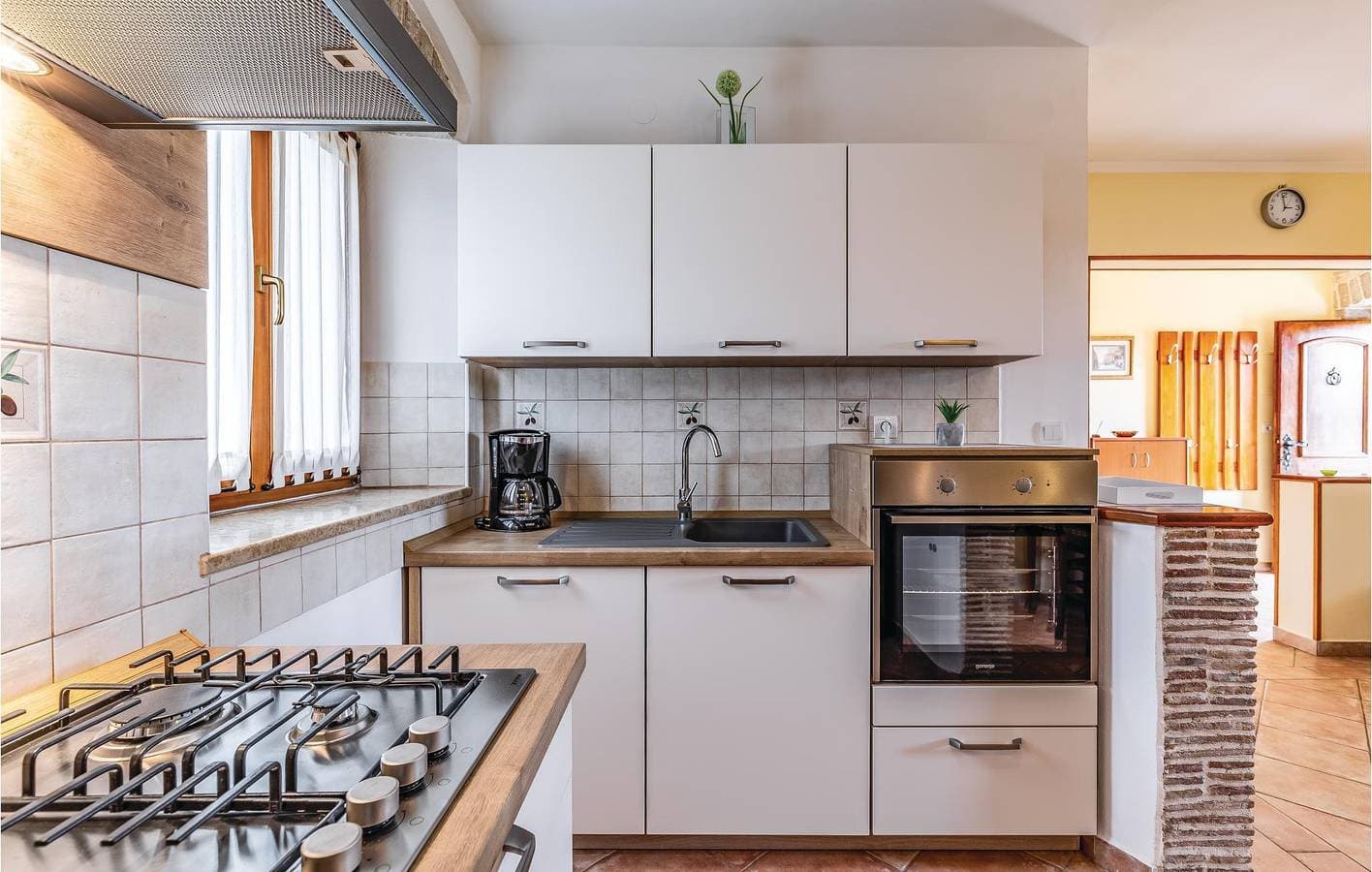 Foto 13 von 28: Gemütliche Ferienwohnung mit WLAN, Parkplatz und Terrasse in der Nähe des Stadtzentrums von Peroj