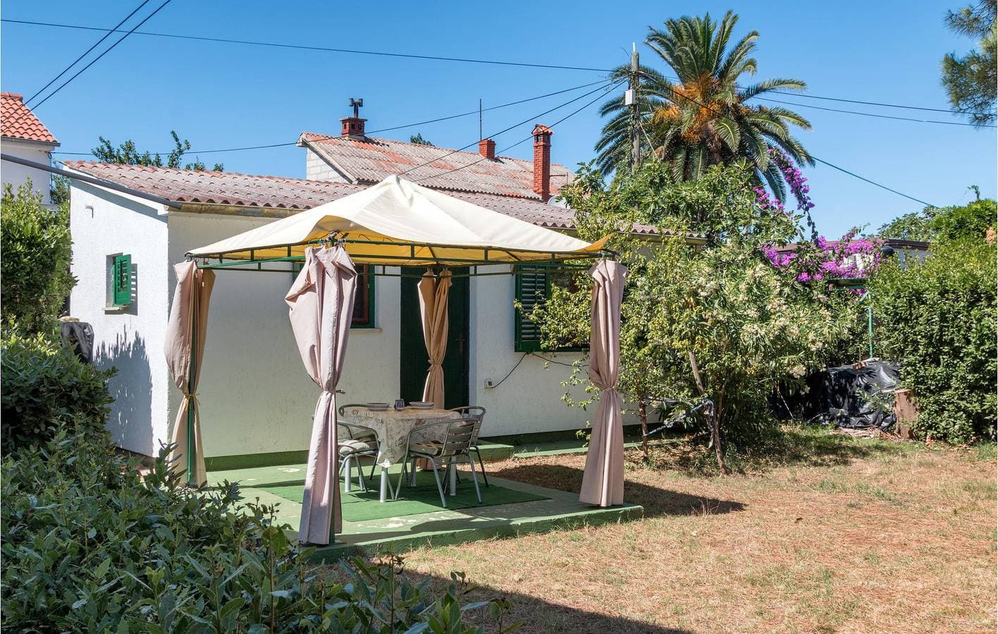 Gemütliche Ferienwohnung mit Terrasse, Klimaanlage und Parkplatz in der Nähe des Strandes Bijela 1