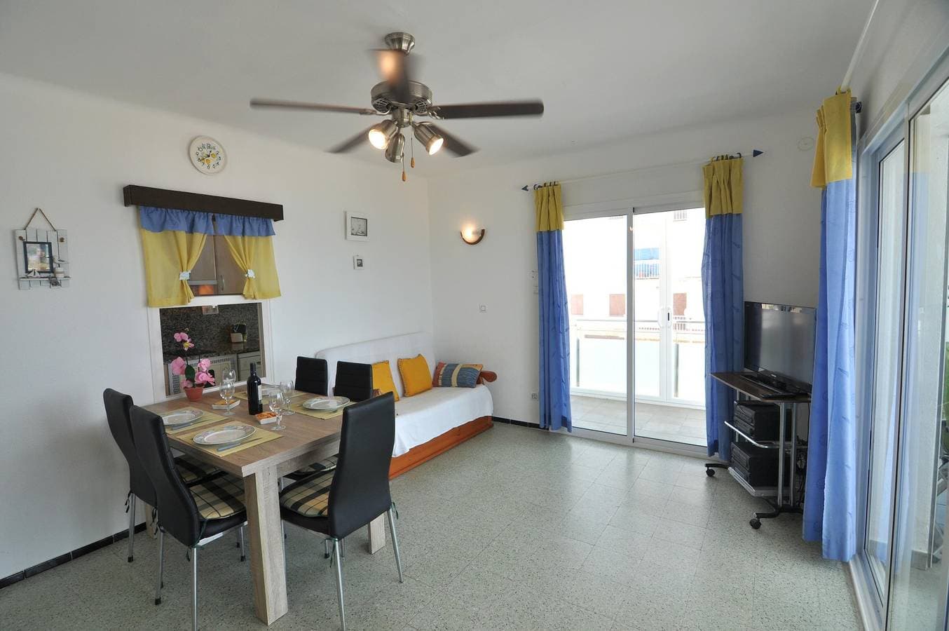 Foto 4 von 38: Charmante Wohnung zur Miete in Roses, Costa Brava! Ideal für 5 Personen, nur 10 Meter vom Strand entfernt. Buchen Sie jetzt!