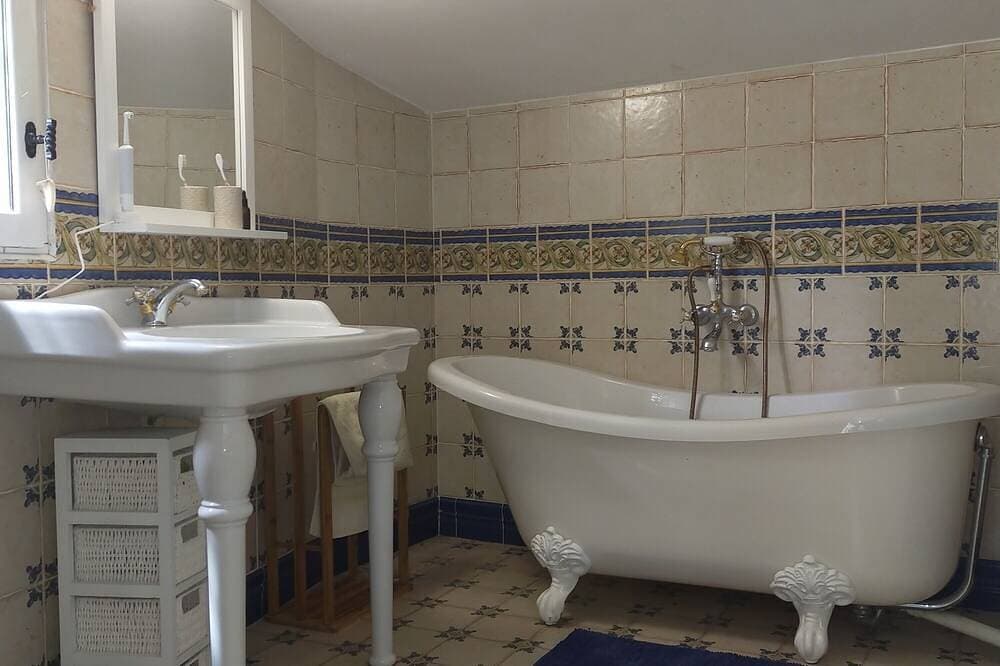 Foto 8 von 18: Renovated country house large intimate fenced park private swimming pool jacuzzi