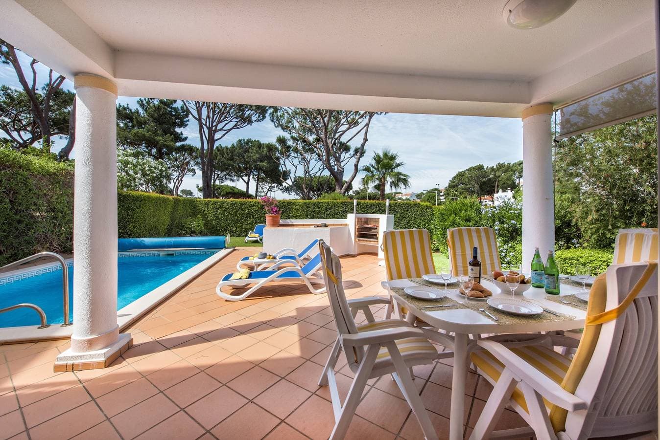 Foto 3 von 42: Villa „Mng Elliott 52“ mit privatem Pool und WLAN