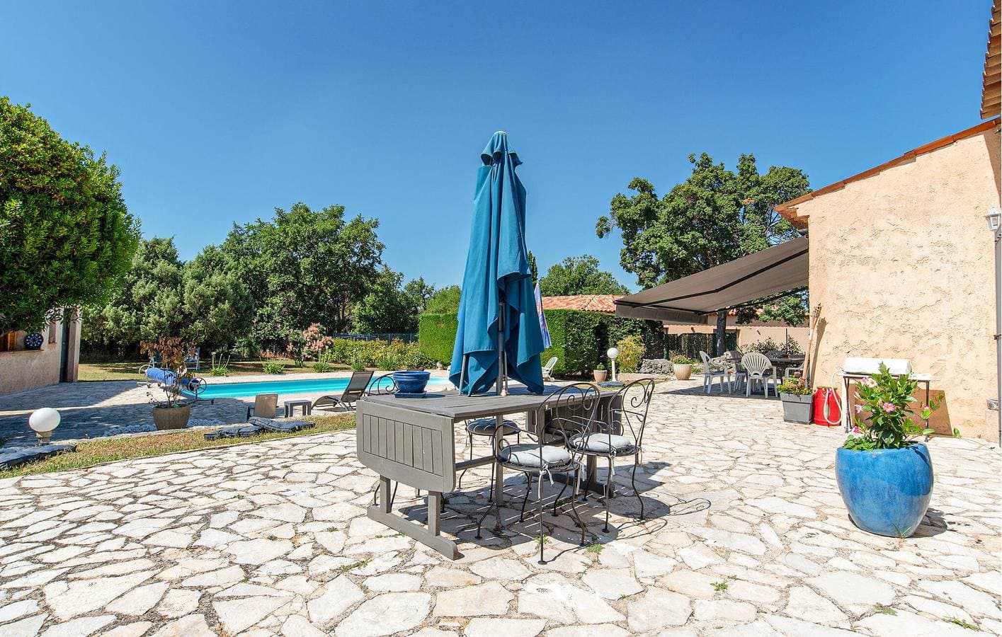 Foto 8 von 32: Poolside Terrace Apartment in Saint-Cézaire-sur-Siagne