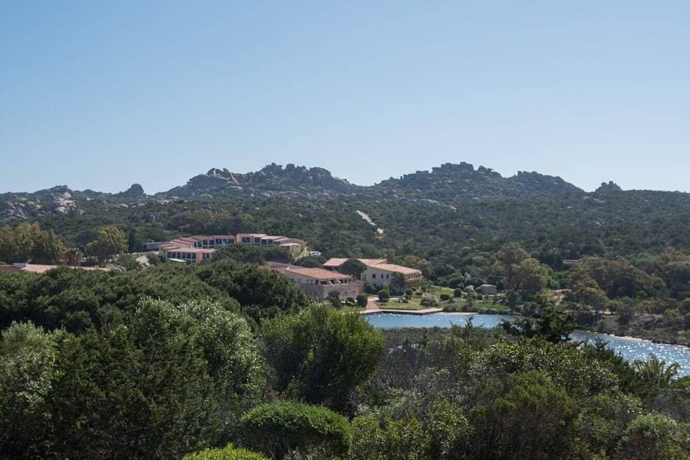 Foto 4 von 7: Panoramavilla mit Garten- und Meerblick inmitten des mediterranen Gebüschs