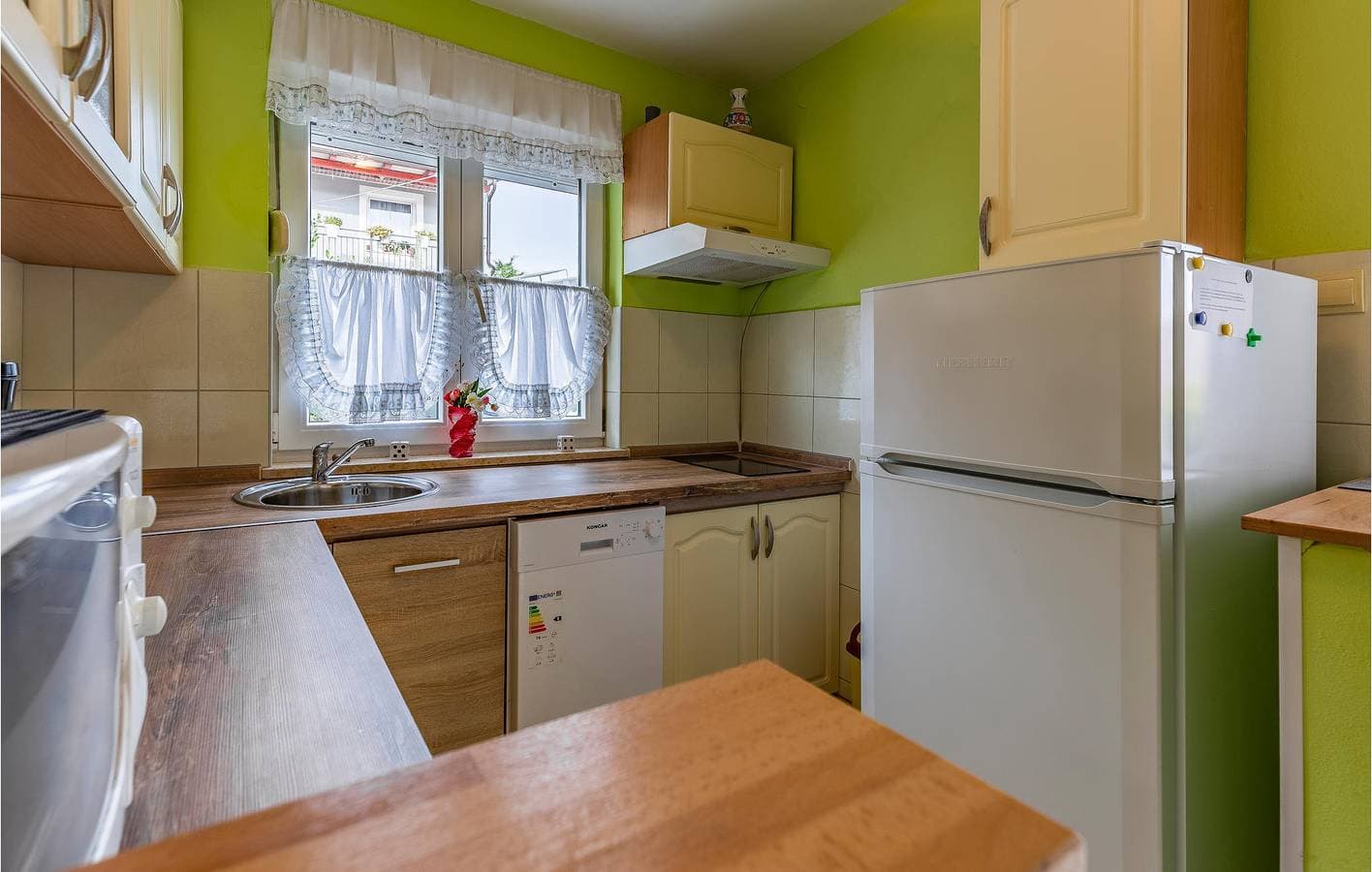 Foto 6 von 19: Gemütliche Ferienwohnung mit Terrasse, Parkplatz und 1 km Entfernung zum Strand Bijela