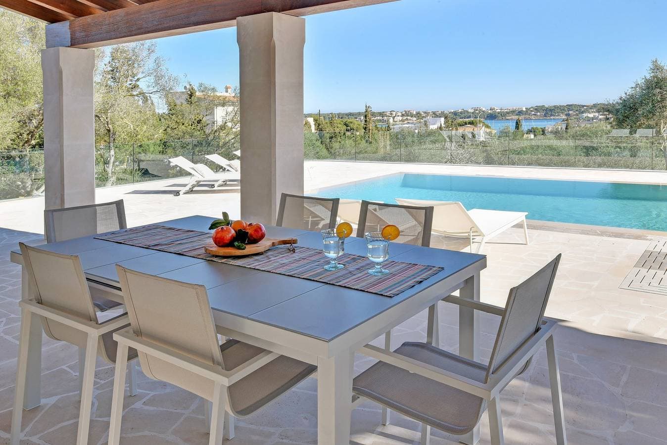 Foto 5 von 38: Luxury Cala D'or Villa | Casa Corso | 3 Bedrooms | Great Sea Views | Bright and Modern