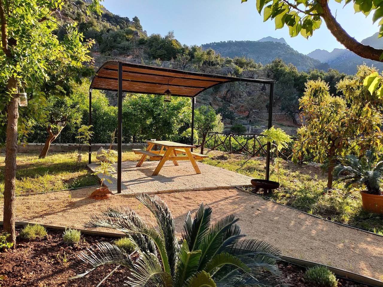 Foto 2 von 24: Ferienhaus 'Se Taulera' mit Bergblick, Garten, Terrassen und WLAN