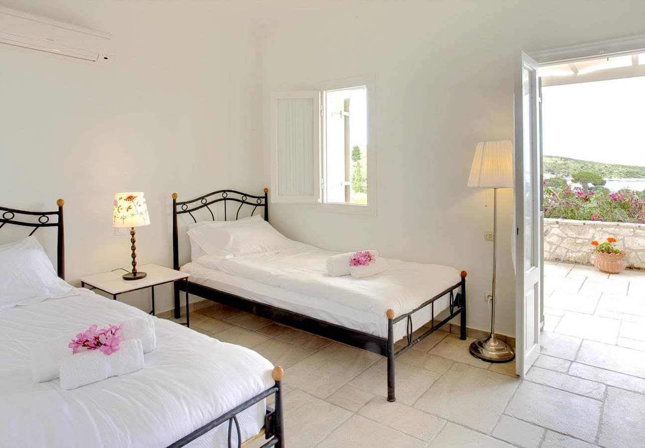 Foto 9 von 32: Beautiful Family Villa with Sea Views & Shaded Terraces near Beach