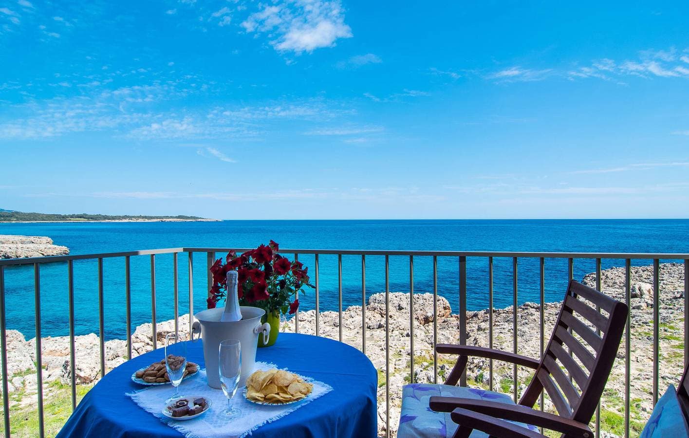 Foto 3 von 27: Meerblick-Apartment mit Terrasse, Küche, WiFi | 900m zum Strand