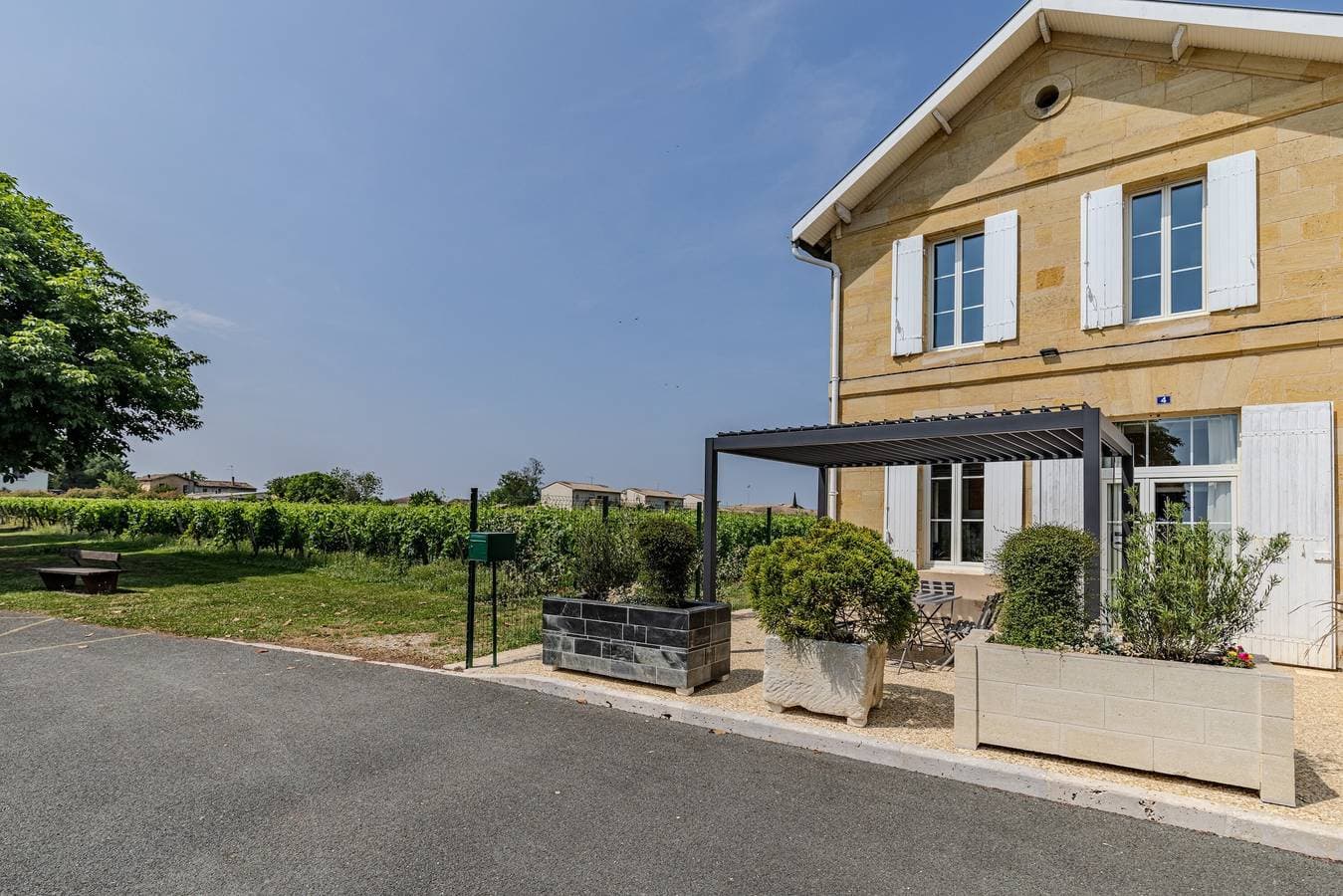 Foto 3 von 25: Ferienhaus 'Les Marronniers' mit Pool und Blick auf die Weinberge in Montagne