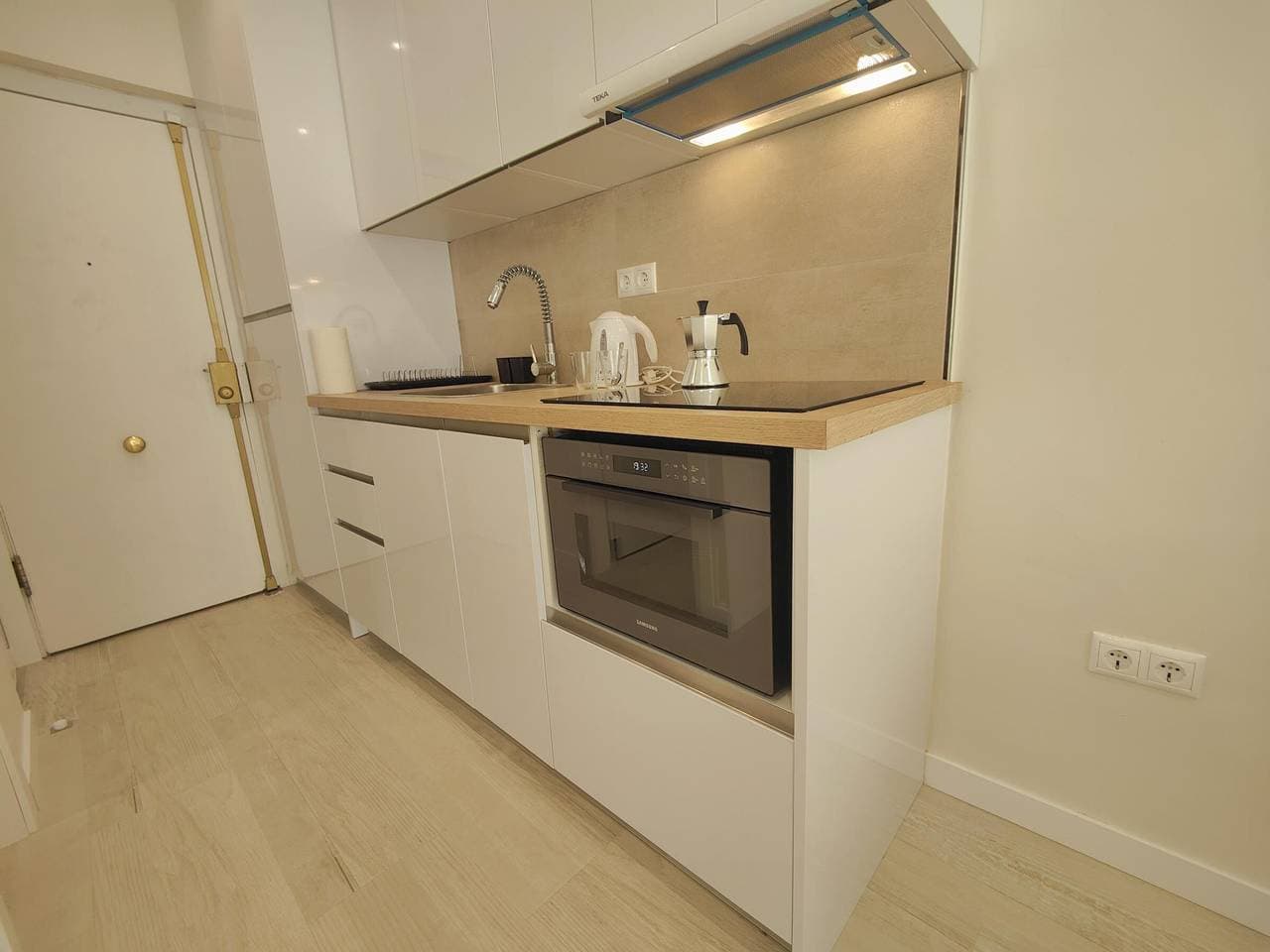 Foto 8 von 25: Charmantes Studio in Torremolinos: Wi-Fi, Balkon, nahe Strände, zentral gelegen