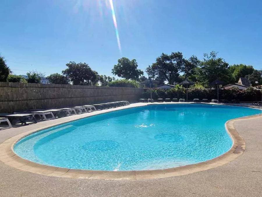 Foto 2 von 35: Flower Camping Orly d'Azur - Mobilheim 4 personen - Mobilheim Aglandau Confort 20m² - 1 Schlafzimmer - halbüberdachte Terrasse -.