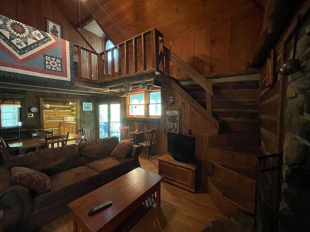 Foto 10 von 17: Cabins In The Pines Unit 3-Motorcycle Friendly-Wood Fireplace - Covered Porch