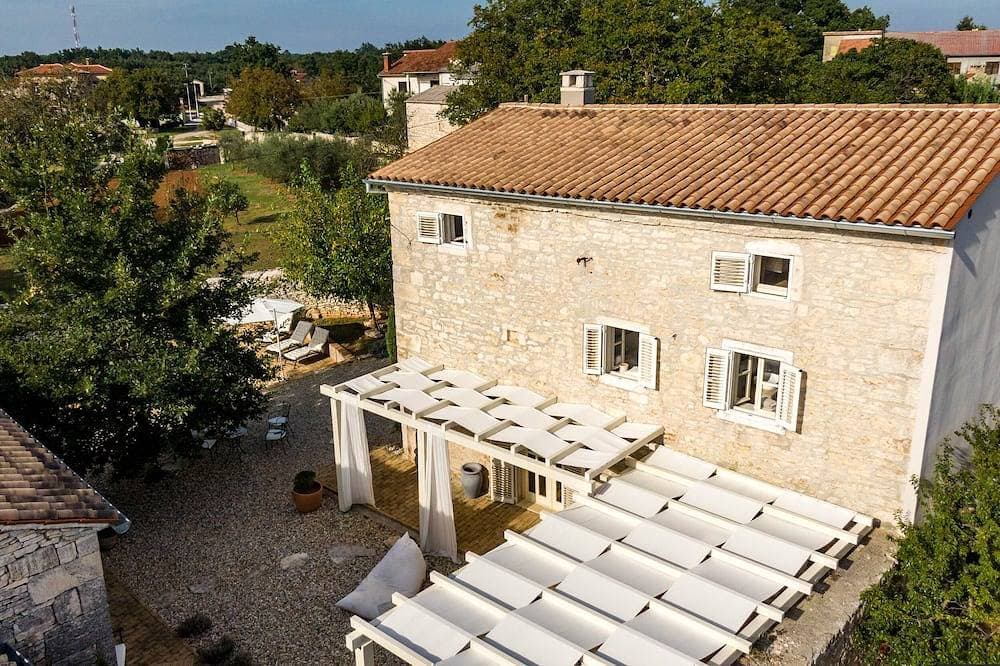 Foto 10 von 30: Cozy and modern remodeled Istrian villa with pool and a separate lounge area.