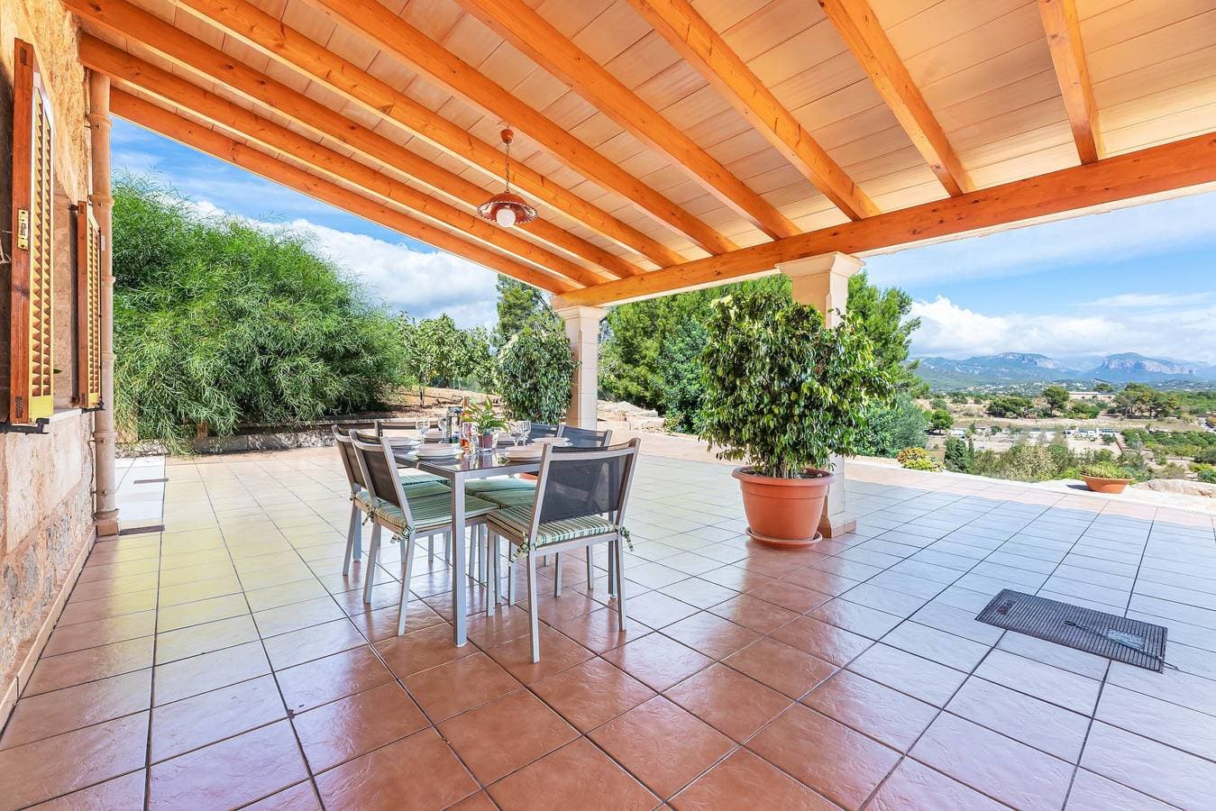 Foto 4 von 26: Villa 'Can Mirló' mit Bergblick, Pool und WLAN