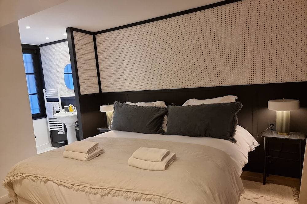 Foto 3 von 27: Passocean 1 - Suite in the Heart of Honfleur - Kingsize Bed - Airco