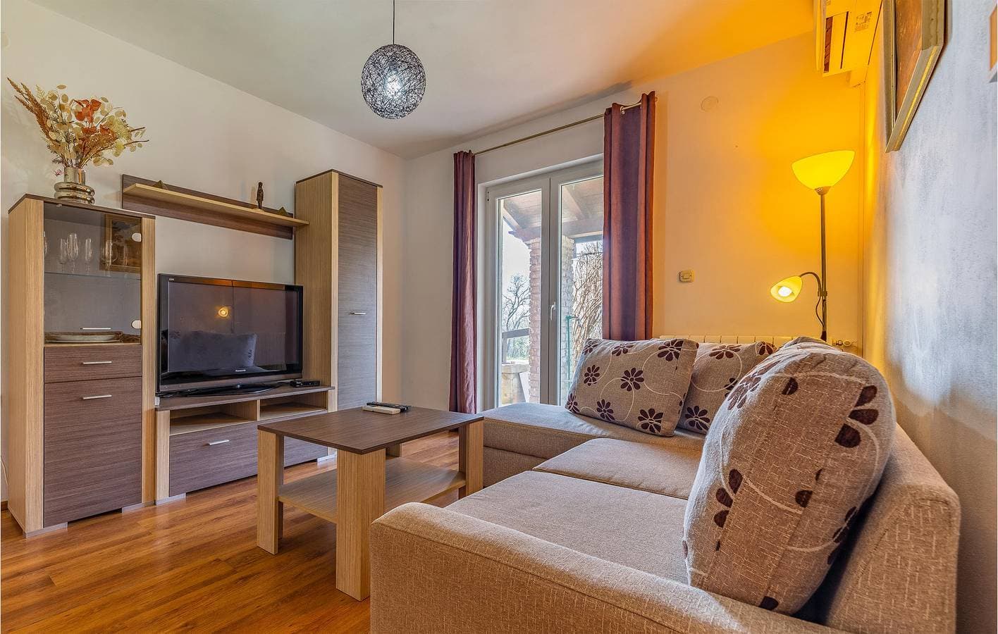 Foto 2 von 23: Gemütliche Ferienwohnung mit Pool, WLAN und Parkplatz, nur 2,5 km vom Strand entfernt