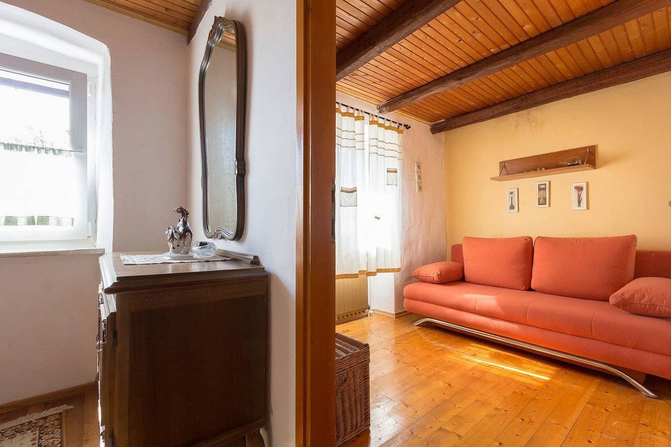 Foto 12 von 21: Komfortables Ferienhaus mit Palmen, Weinreben und Liegestühlen im Garten
